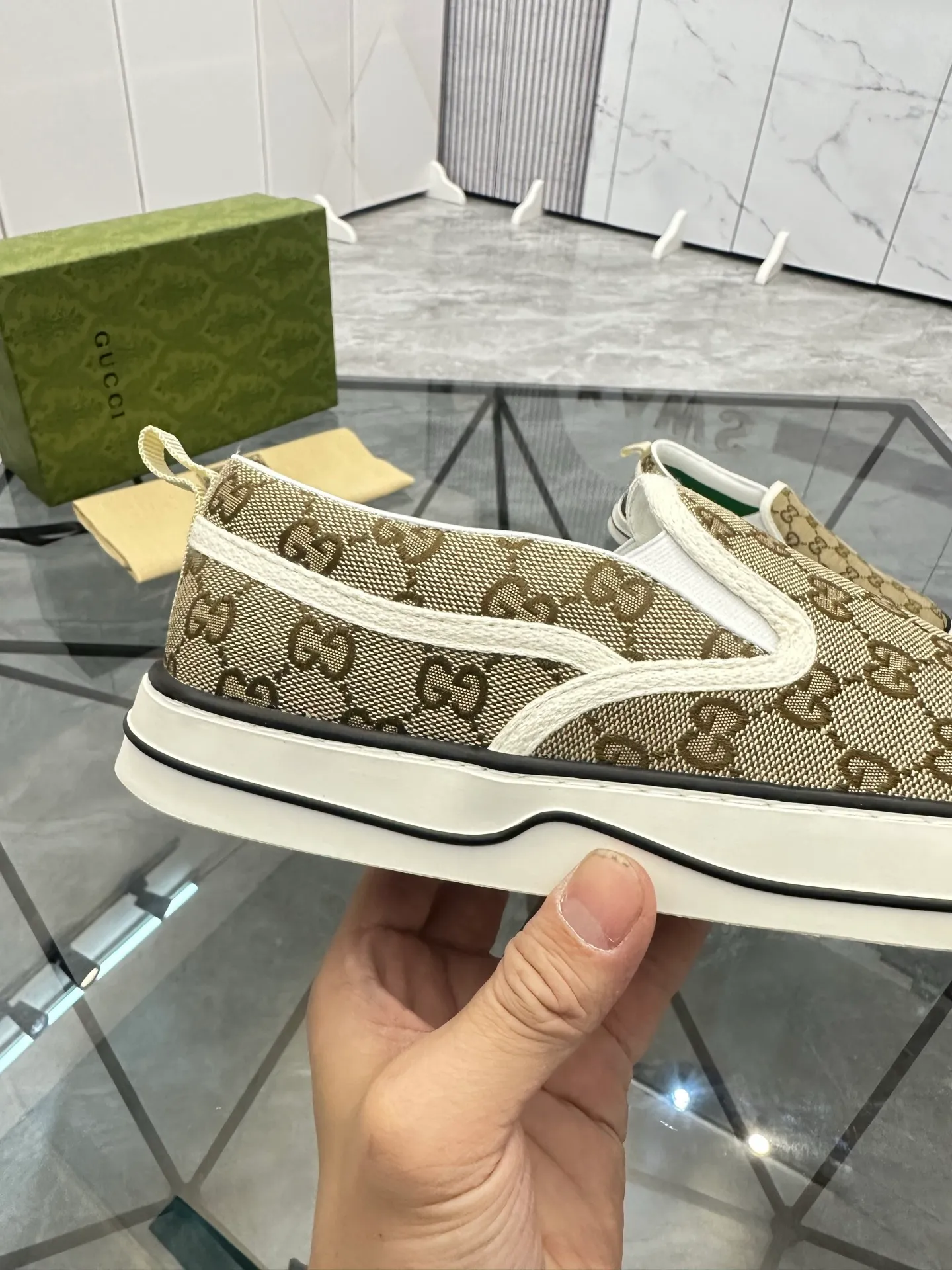 Men's shoes: 💰P360¥ Product trademark: Gucci* "Gucci*" slip-on Regular size: 38-44 (can be customized to 45.46.) Product materials: Original material from the upper counter, breathable lining, original outsole. Number: 661